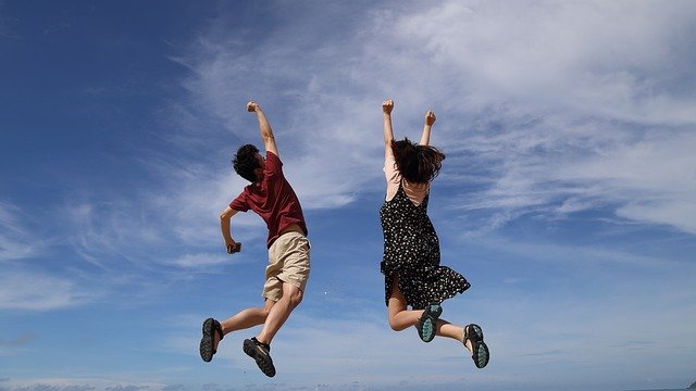 homme et femme sautent de joie bonne santé